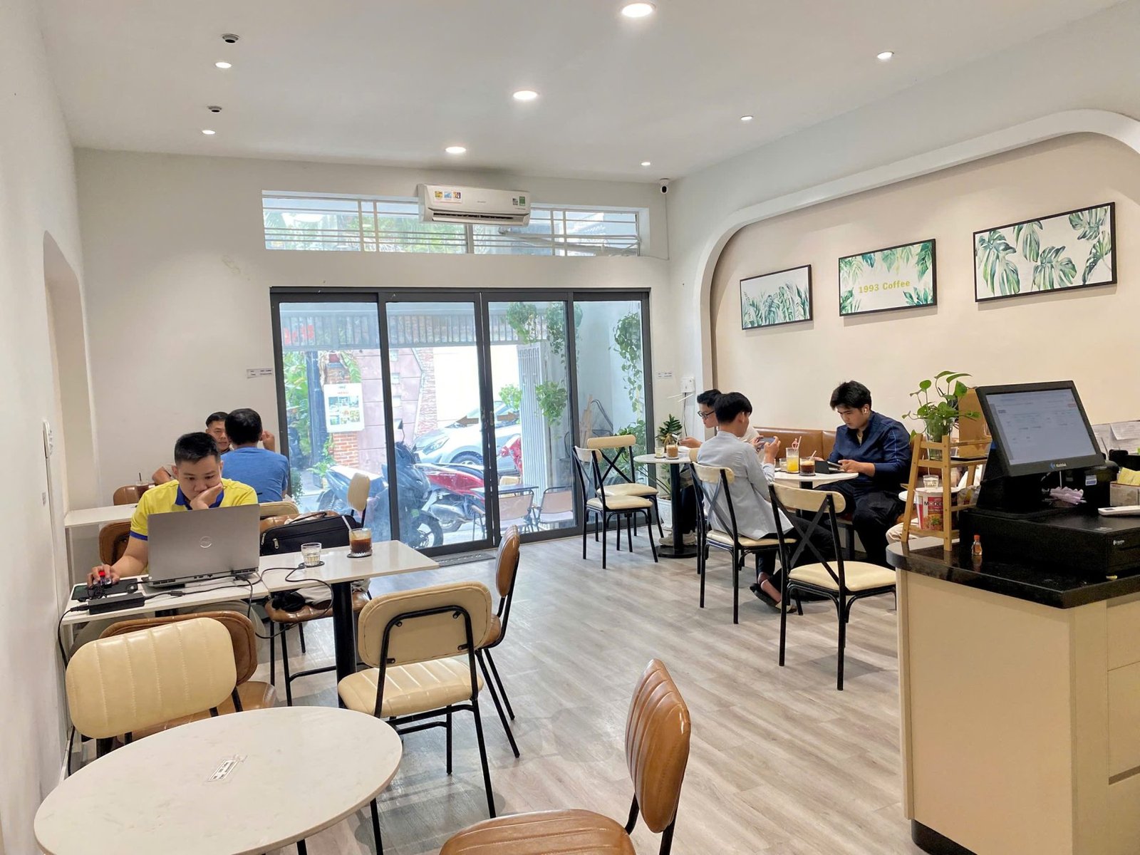 Không gian quán cà phê 1993 Coffee & Work tại 25/12 Cửu Long, Tân Sơn Hòa, Hồ Chí Minh, Vietnam