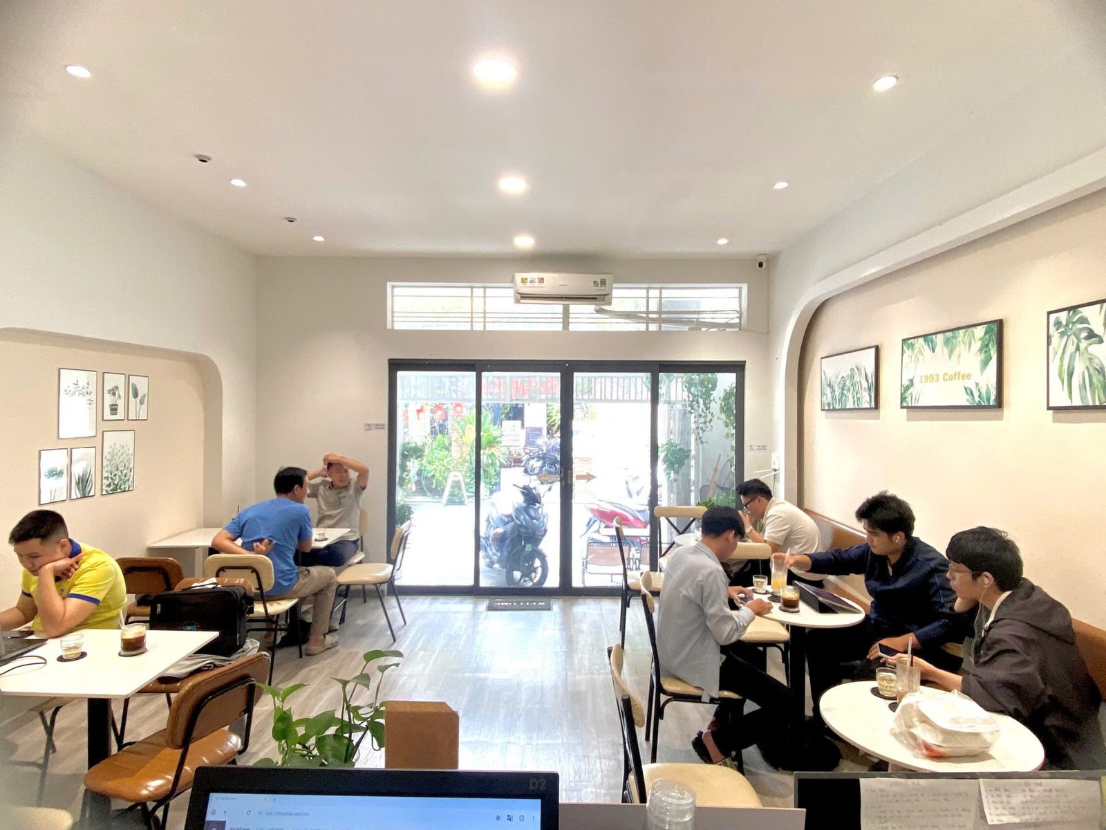 Không gian quán cà phê 1993 Coffee & Work tại 25/12 Cửu Long, Tân Sơn Hòa, Hồ Chí Minh, Vietnam — ảnh 1